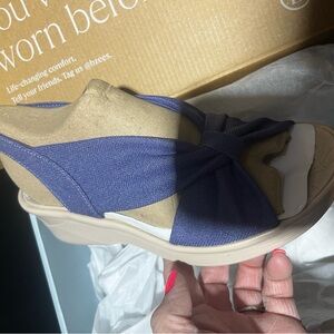 Life Stride Beezs  serenade Blue size 7W Dark Blue Espadrille Slides